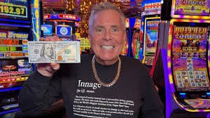 Dealer Live Roulette profesional mengumumkan hasil putaran kepada pemain